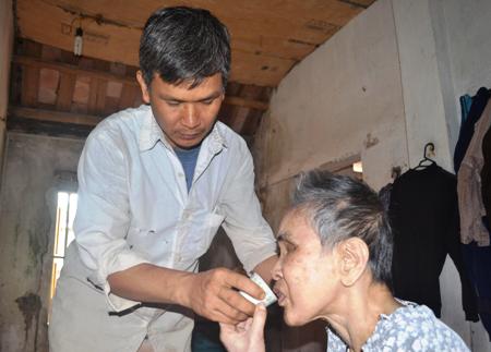 Cụ Mai sống đơn thân, bị mù lòa và liệt cả người