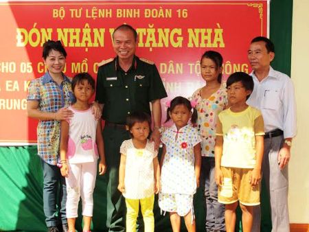 Binh đoàn 16 trao tặng nhà và nhận nuôi dưỡng 5 cháu mồ côi 