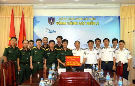 Binh đoàn 12 tặng quà ngư dân và cảnh sát biển