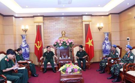 Trung tướng Nguyễn Trọng Nghĩa động viên 2 cán bộ tham gia gìn giữ hòa bình LHQ