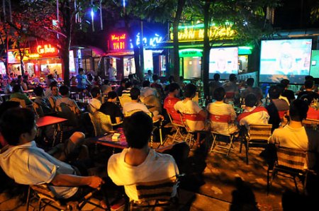 Phục vụ khách quốc tế theo dõi kịp thời các trận đấu bóng đá tại World Cup 2014