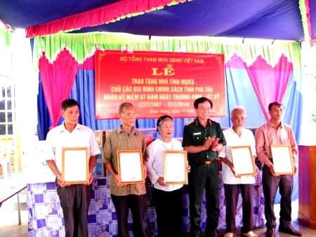 Bộ Tổng tham mưu tặng gia đình chính sách nhà tình nghĩa 