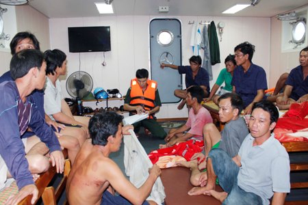 Cứu dân trên vùng sóng dữ