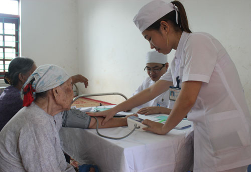 Khám, chữa bệnh, cấp thuốc miễn phí cho 600 người dân miền núi tỉnh Ninh Bình