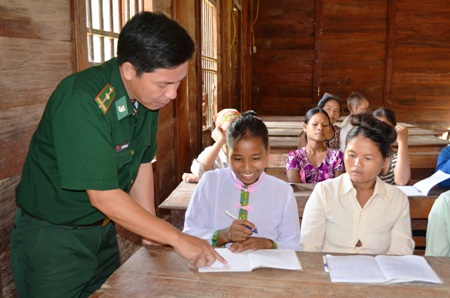 Phụ nữ bản Phồng không còn “đói” chữ