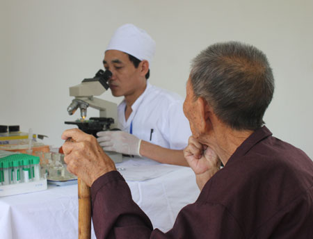 Khám, chữa bệnh, cấp thuốc miễn phí cho 200 người dân xã Sơn Hà