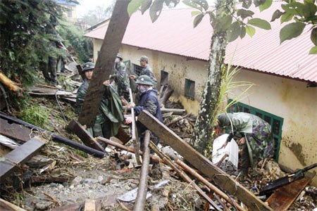 Khắc phục hậu quả bão số 2 và mưa lũ: LLVT tiếp tục triển khai giúp dân 