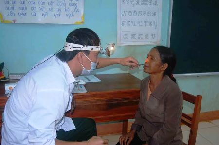Khám bệnh, cấp thuốc miễn phí cho 1.200 bà con vùng biên giới Gia Lai