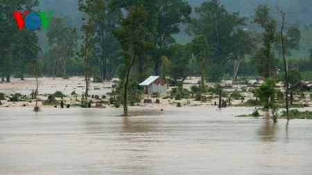 Nhiều hộ dân bị cô lập bởi dòng nước lớn do vỡ đập thủy điện Ia Krêl 2