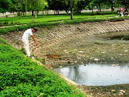 Hồ điều hòa Đền Lừ I, II thuộc Công viên Đền Lừ (TP Hà Nội): Tốn tiền mà vẫn ô nhiễm, xuống cấp!