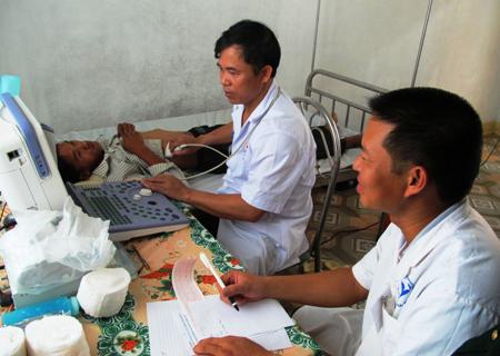 Khám bệnh giúp dân vùng biên “năm nhất”