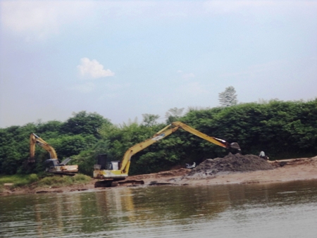 Nạo vét lòng sông hay... hút cát mang bán?