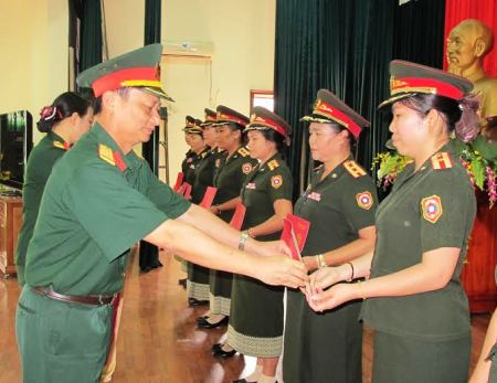 Bế giảng lớp tập huấn nghiệp vụ cho cán bộ phụ trách công tác phụ nữ của QĐND Lào