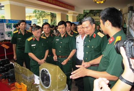 Phát triển và sử dụng khí tài quang, quang-điện tử phục vụ tác chiến ngày, đêm
