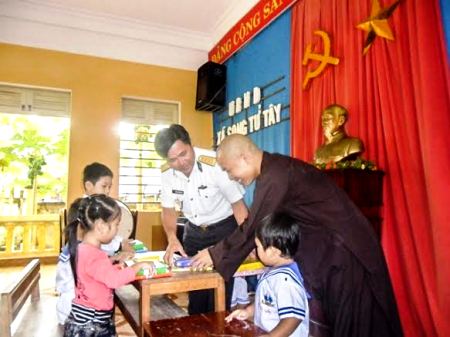 Rộn ràng khai giảng năm học mới ở Trường Sa