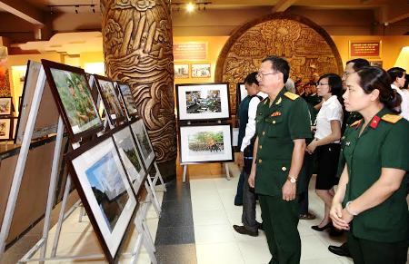Khai mạc triển lãm ảnh “Dấu chân người chiến sĩ”