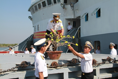 Mang mùa xuân ra với nhà giàn