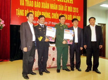 Trao tặng bộ đội biên giới, hải đảo ấn phẩm Báo Nhân Dân Xuân Ất Mùi 2015