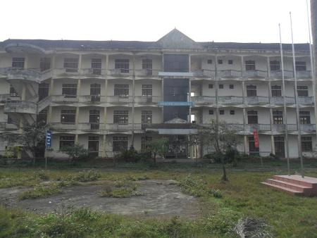 Trường học bỏ hoang