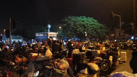 Mất an toàn giao thông tại chợ đầu mối Long Biên