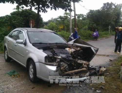 Thiếu quan sát, không làm chủ tốc độ, ô tô 4 chỗ đâm vào tàu hỏa