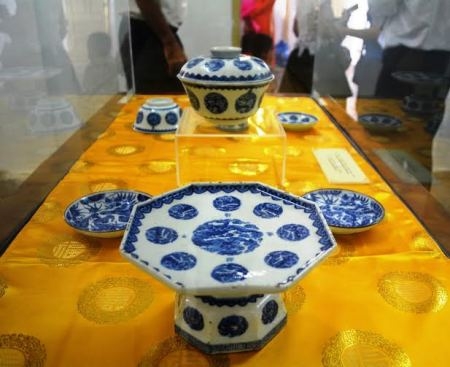 Huế: Nhiều hiện vật đồ sứ ký kiểu thời Nguyễn lần đầu công bố