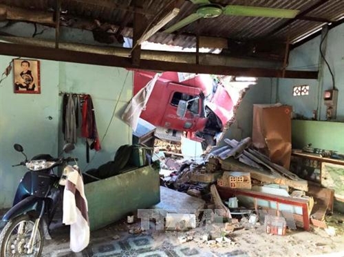 Tây Ninh: Xe container mất lái, đâm sập nhà dân khiến 2 người tử vong 