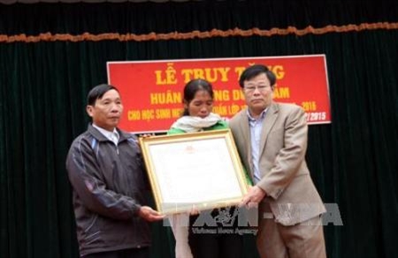 Truy tặng Huân chương Dũng cảm cho em Nguyễn Anh Tuấn quên mình cứu người đuối nước