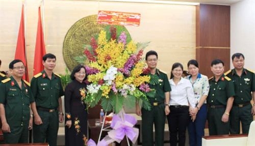 Đoàn cán bộ Thành ủy TP Hồ Chí Minh thăm, tặng quà các đơn vị quân đội 