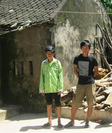 Hai trẻ mồ côi cần cứu giúp