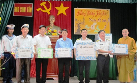 Rộn ràng mang Tết đến Trường Sa