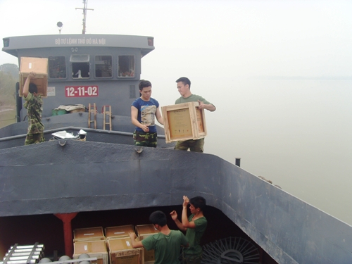 Những người lính bắn pháo hoa bên sông Hồng