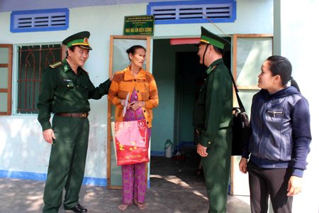 Tết biên giới thắm tình quân dân