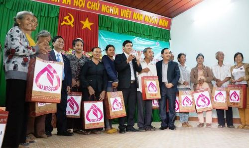 Trao 100 suất quà cho ngư dân nghèo Lý Sơn