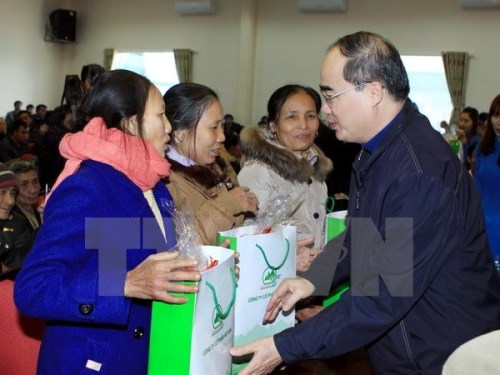 Chăm lo Tết cho người có công và người nghèo