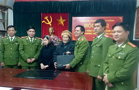 Công an phường Bạch Đằng trả lại 30 triệu đồng cho cụ ông 80 tuổi