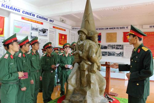 Coi trọng giáo dục bằng hành động thực tiễn và nêu gương tốt