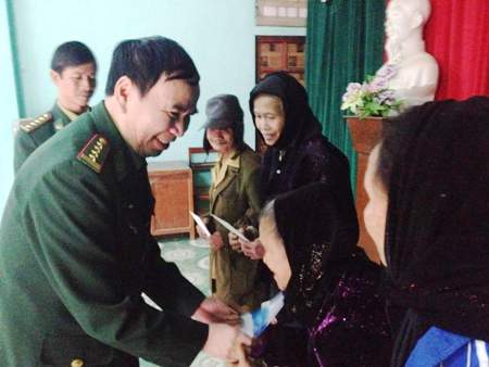 Mang mùa xuân đến với đồng bào nơi biên giới