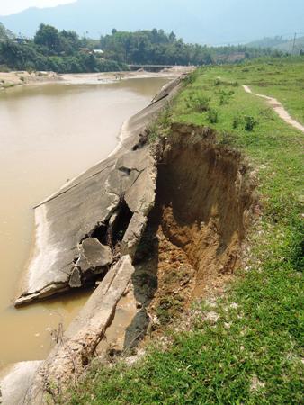 Báo động sạt lở ở sông Vàng