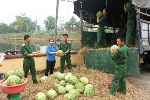 Thắm tình quân dân, đậm nghĩa đồng bào