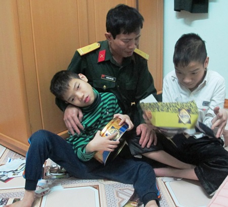 Hai con tật nguyền - nỗi đau khôn xiết