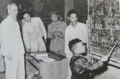 Chủ tịch Hồ Chí Minh với việc nâng cao dân trí, phát huy sức mạnh trí tuệ Việt Nam