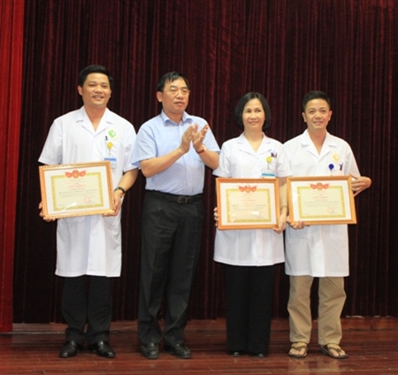 Bất chấp nguy hiểm, cứu bệnh nhân nhiễm HIV