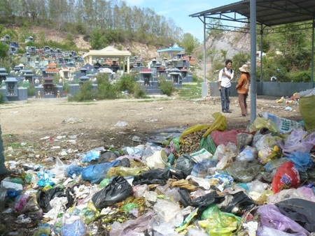 Tập kết rác trong... nghĩa trang?