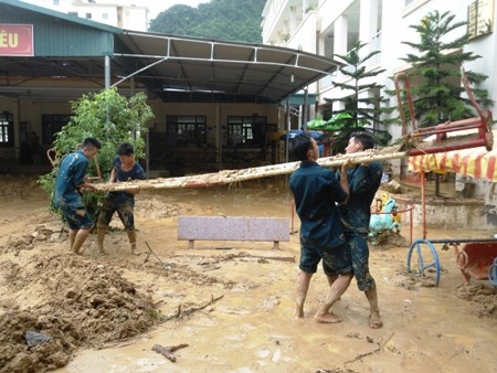 Dầm mình cứu dân trong rốn lũ