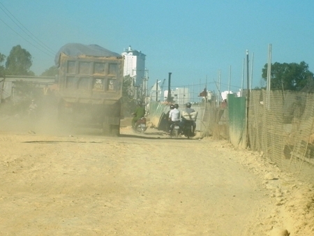 Dự án nâng cấp, cải tạo đường Phong Châu: Bao giờ mới hết lo ô nhiễm?