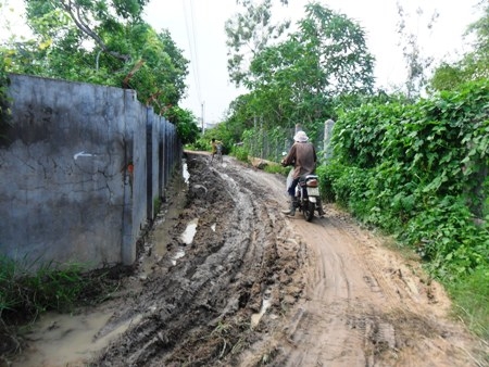 Nhà máy chế biến hạt điều ở huyện Hàm Thuận Bắc (tỉnh Bình Thuận): Gây hư hỏng đường sá và ô nhiễm môi trường 
