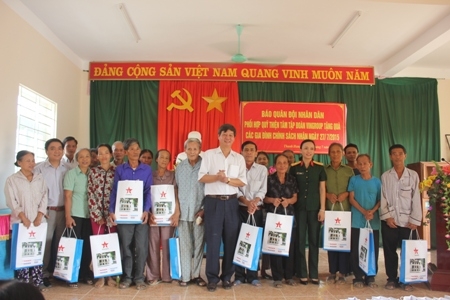 Về Thanh Hưng tặng quà tình nghĩa