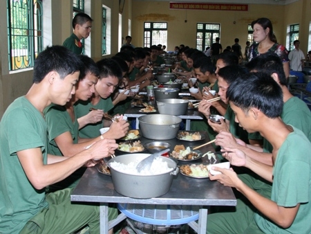 Tiếp tục nâng cao chất lượng bữa ăn của hạ sĩ quan, chiến sĩ