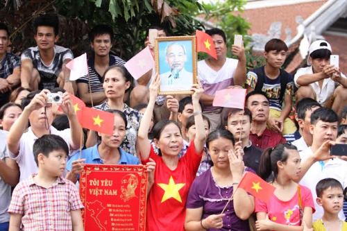 Hân hoan chào đón đoàn diễu binh, diễu hành